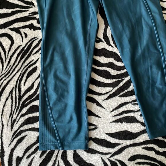 Bundle set of 4 women’s under armour pants, leggings, skirt tank top gym outfit - Picture 7 of 16